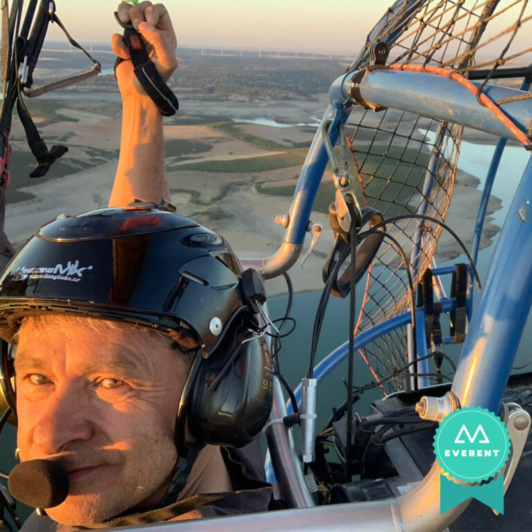 Piloto de paramotor mira a cámara sobrevolando paisajes de Zamora