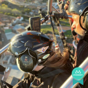 Piloto y pasajera sobrevolando la ciudad de Zamora en paramotor