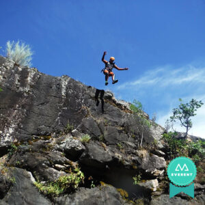 Chico salta desde lo alto de unas rocas mientras practica barranquismo en Cáceres