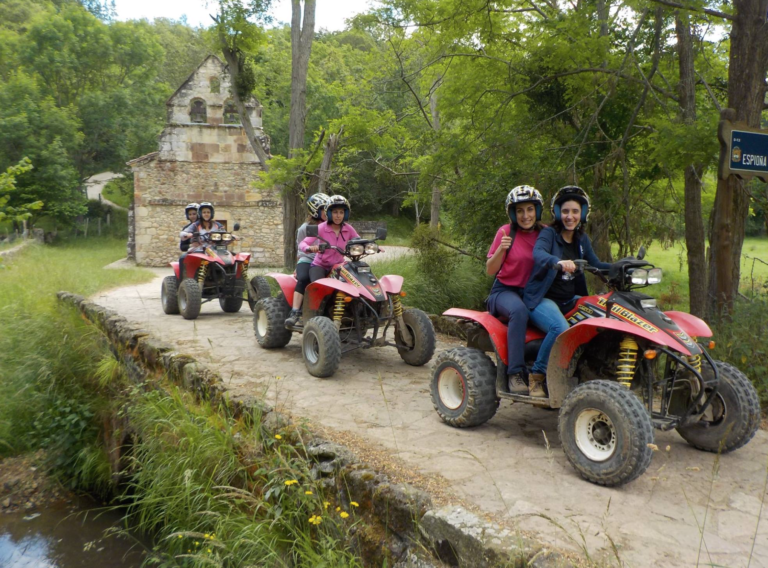 Grupo de amigos a bordo de sus quads en una ruta en Asturias