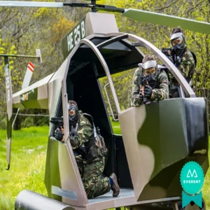Tres jugadores de paintball dentro de un helicóptero en Madrid