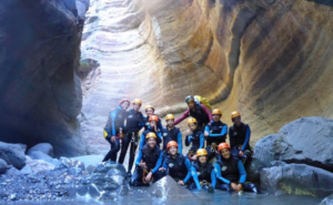 Grupo de amigos sonríe en una ruta de descenso de barrancos en Huesca
