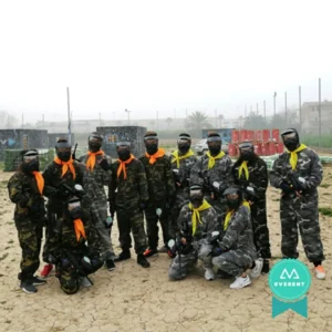 Grupo de jugadores preparados para la batalla de Paintball en Murcia