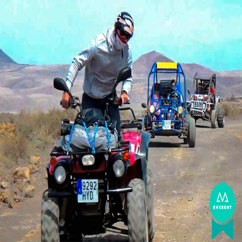 Un quad seguido de dos buggies en una ruta por Fuerteventura