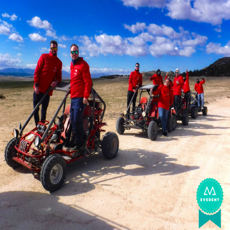 Grupo de amigos saludan sonrientes a cámara desde sus buggies en una ruta en Murcia