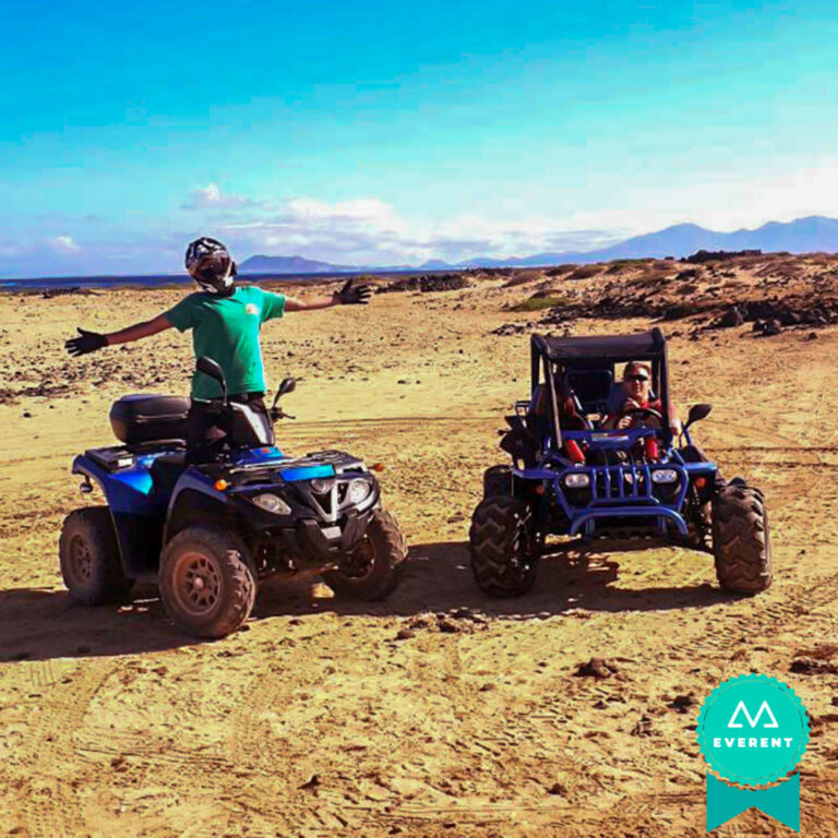 Aventureros montados en sus quad y buggy en Fuerteventura
