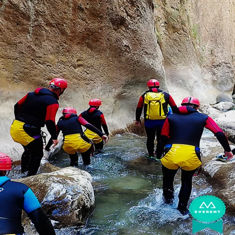 Grupo de amigos descendiendo por un río en una ruta de barranquismo en Bolulla, Valencia