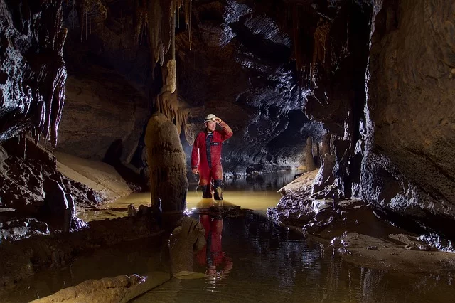 Hombre dentro de una gran cueva en una ruta de espeleología en Murcia