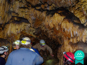 Grupo de personas disfrutan de una cueva en Alicante