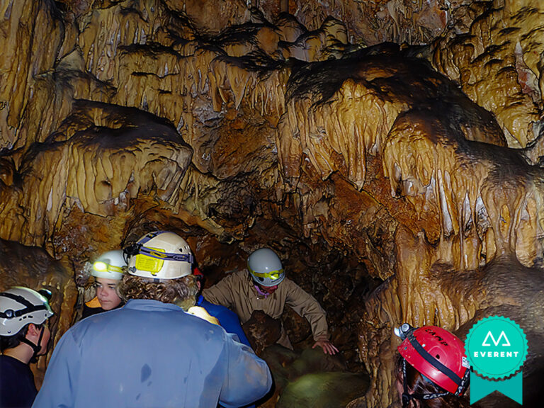 Grupo de personas disfrutan de una cueva en Alicante