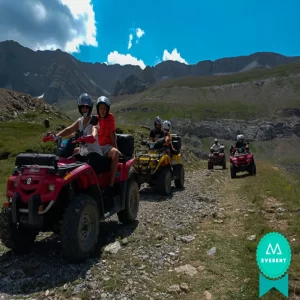 Grupo familiar en sus quads e plena ruta en Huesca, España
