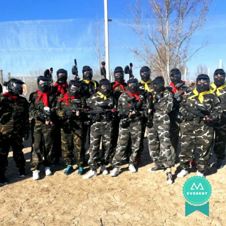 Gran grupo de jugadores posando en un campo de paintball en Murcia