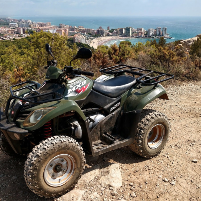 Un quad aparcado con una vista de la costa en una ruta por Castellón, España