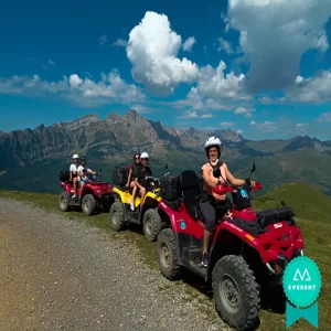Grupo de amigos en una ruta de quads en el Valle de Tena, España