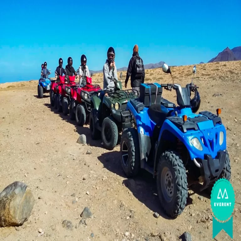 Una fila de quads y sus pasajeros estacionados en una ruta en Fuerteventura, Canarias