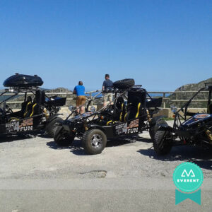 Varios buggies aparcados frente a las increíbles vistas de Mallorca en una ruta por la zona