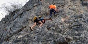 Dos personas escalando una roca en una vía ferrata de Málaga