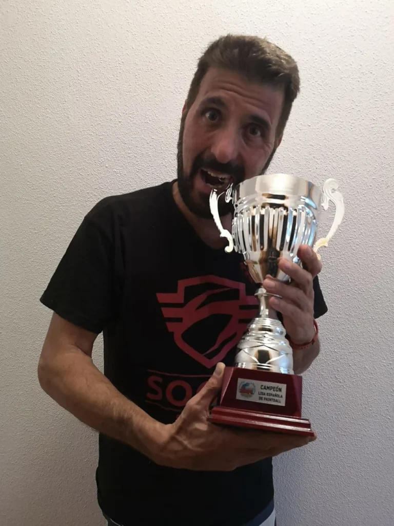 Derwin Pérez sostiene el trofeo de la Liga Española de Paintball.