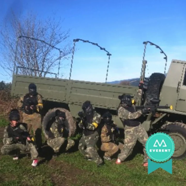 Amigos posando en una partida de Paintball en Bizkaia