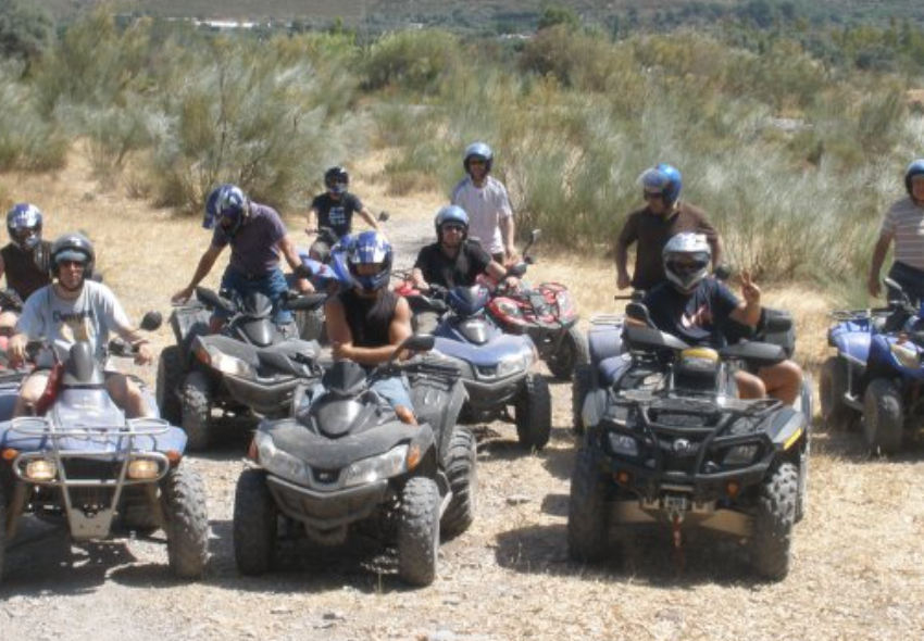 Grupo de amigos disfrutan de una ruta en quads en Granada