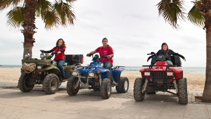 Grupo de tres amigos en sus quads preparados para una ruta por zonas de Tarragona.