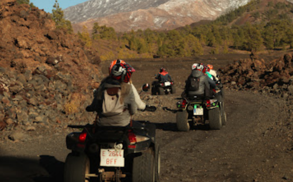 Parejas se dirigen al volcán del Teide en una excursión en quad para disfrutar del atardecer.