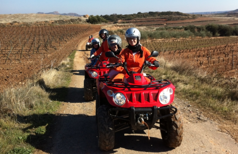 Grupo de amigos montados en sus quads en una ruta por las zonas rurales de Logroño.