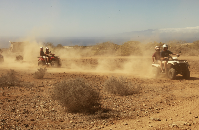 Grupo de amigos en sus quads en una ruta por el sur de Tenerife junto a la costa.