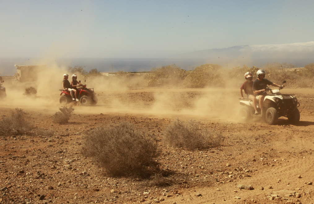 Grupo de amigos en sus quads en una ruta por el sur de Tenerife junto a la costa.