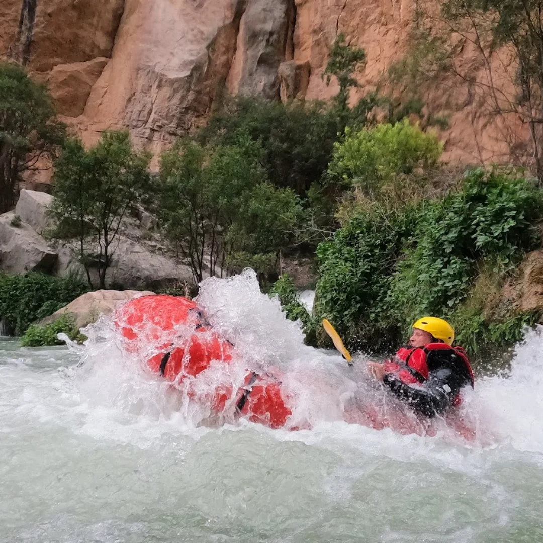 Kayak en aguas rápidas del río Mijares en Castellón