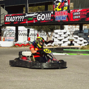 Simulación de Gran Premio F1 con karting senior