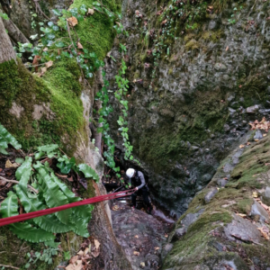 Experiencia de barranquismo acuático en el Barranco de Pedroso cerca de Logroño