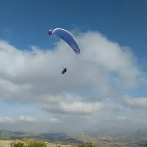 Parapente en Alicante aventura sobre los paisajes de Agost