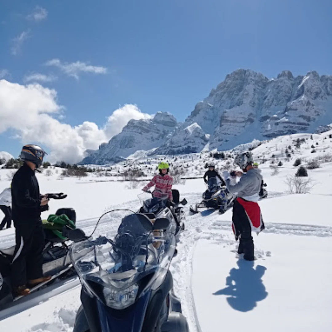 Ruta en motos de nieve en Huesca explora el Ibón de Piedrafita con nuestra excursión