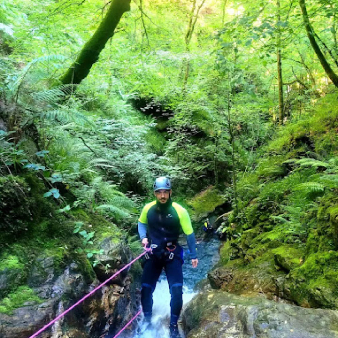 Aventura de barranquismo acuático en Asturias con equipo profesional