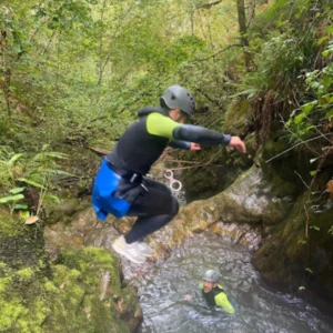 Descenso de barranco acuático