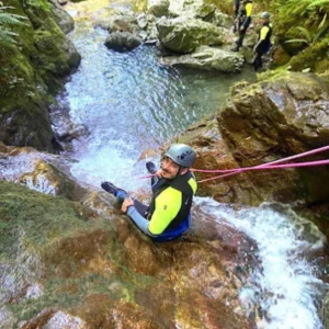 Descenso de barranco acuático para principiantes