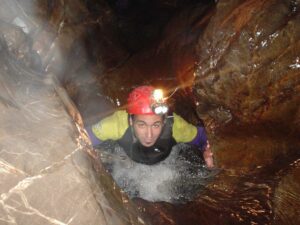 Espeleobarranquismo en la cueva de Tinganón desde Arriondas, Asturias