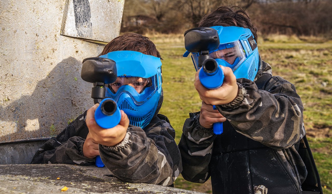 Celebración de cumpleaños para niños con paintball en Madrid.