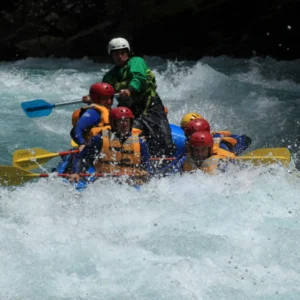 Deporte de aventura de rafting en el río Esca