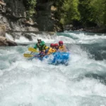 Expedición de rafting en aguas bravas