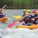 Remo en canoa doble en naturaleza