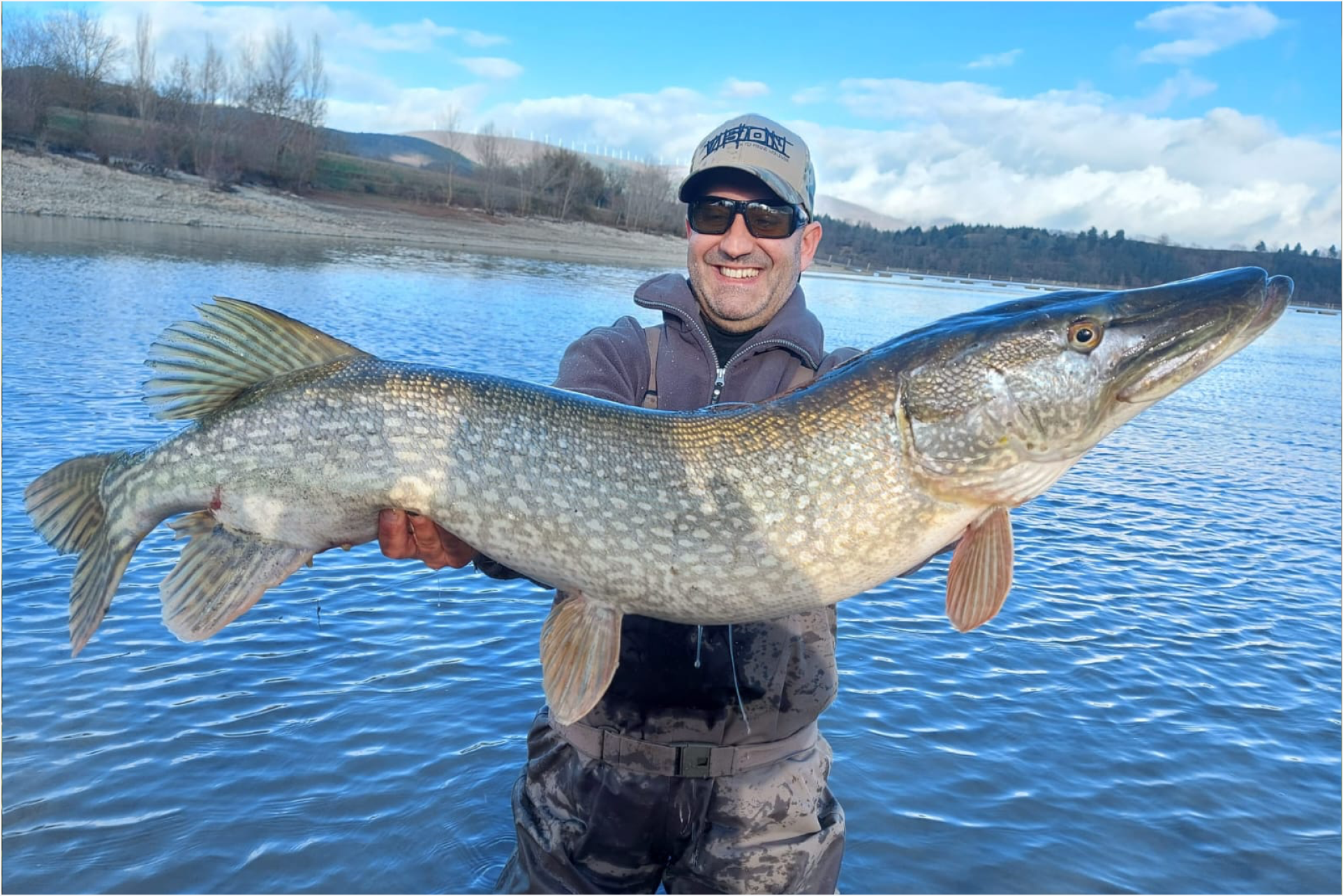 Media jornada de pesca guiada con mosca en río en Guipúzcoa.