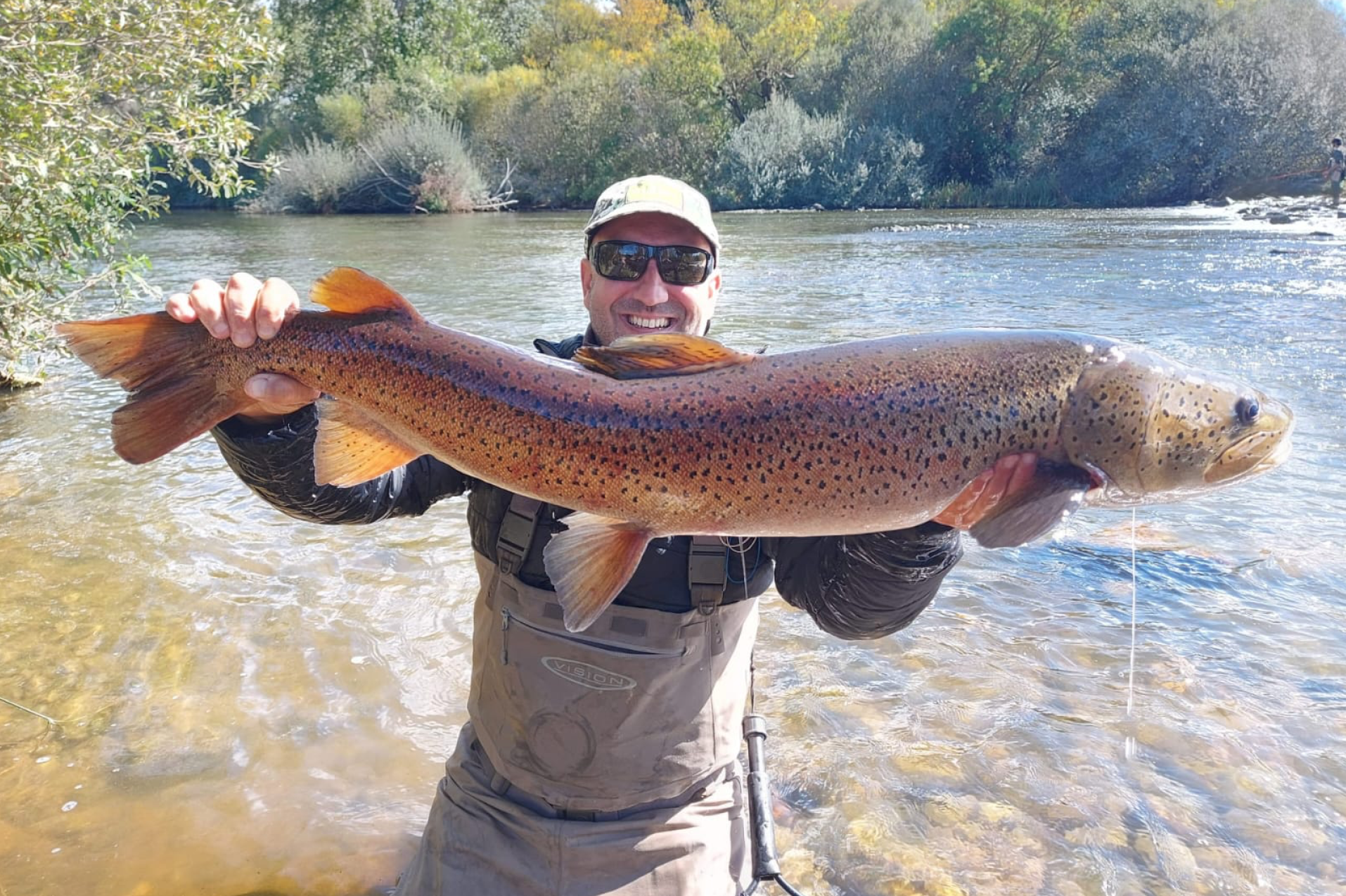 Jornada completa de pesca guiada con mosca en río en Guipúzcoa.