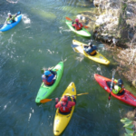 Curso de iniciación al kayak en aguas bravas en la Sierra de Gredos.