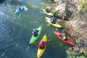 Curso de iniciación al kayak en aguas bravas en la Sierra de Gredos.