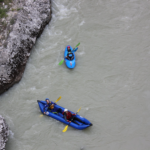 Kayak hinchable en la Sierra de Gredos.