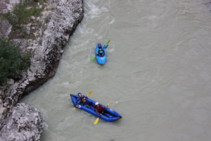 Kayak hinchable en la Sierra de Gredos.