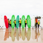 Clase de surf de 1 hora para niños en Llanes.