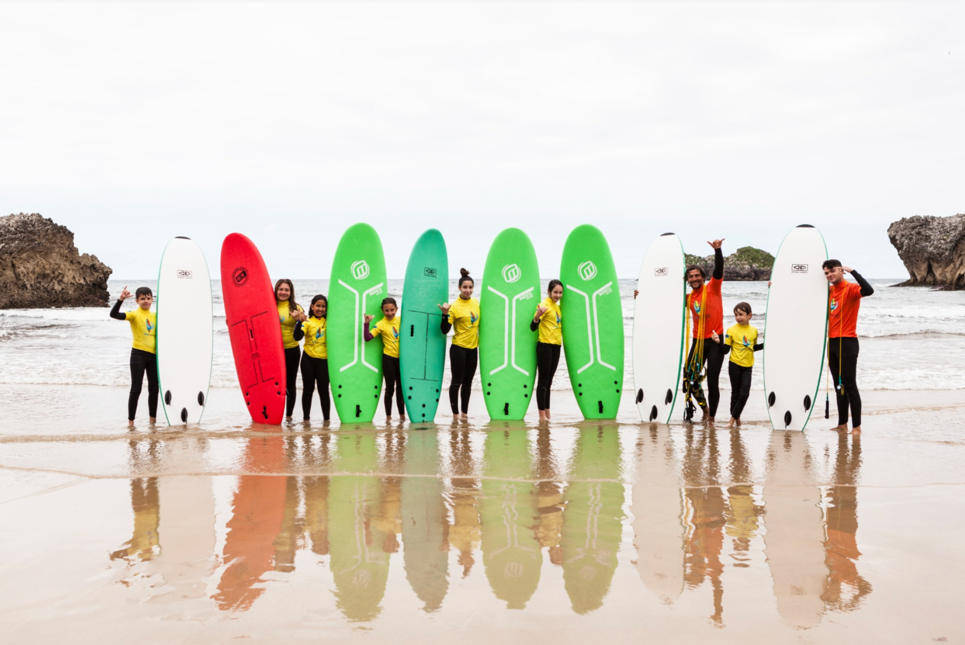 Clase de surf de 1 hora para niños en Llanes.